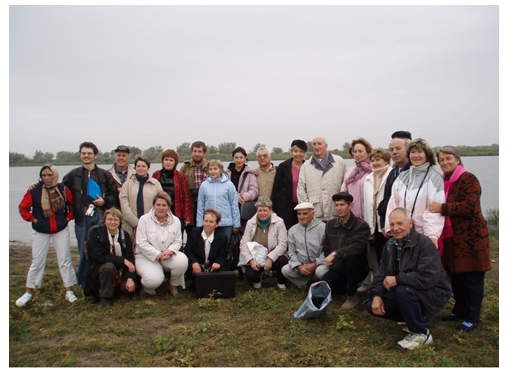Участники VI Международной Биогеохимической школы на берегу  рукава р. Волги (сентябрь 2008 г.)